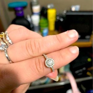 Kays Engagement ring Size 5.5
3/4 k diamond center diamond
14 k white gold